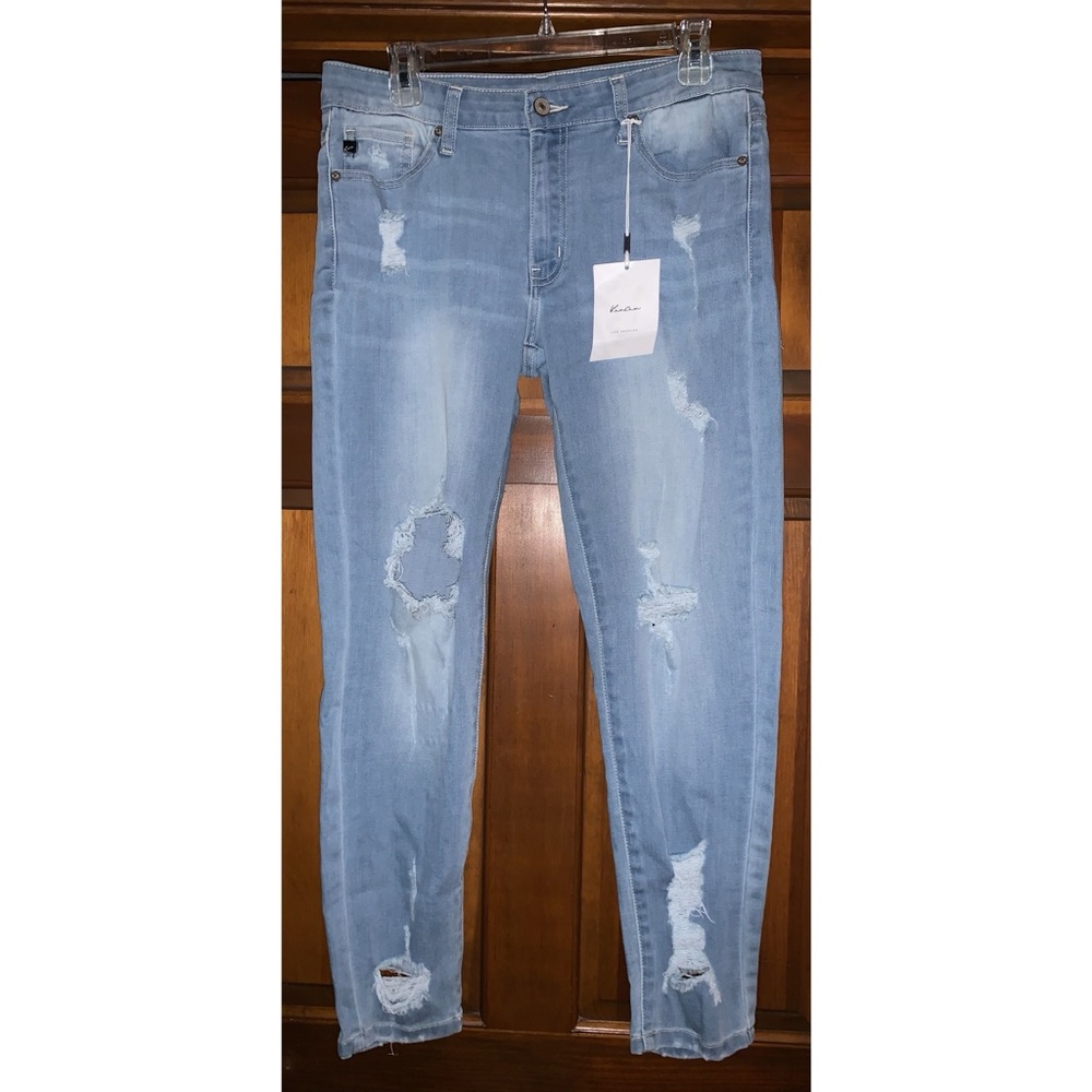 NWT Light washed skinny jeans w/ distress